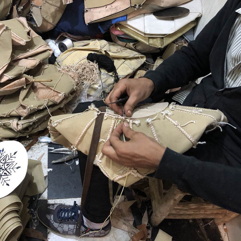 Housse de Pouf Marocain en Peau de Mouton Brodé Main