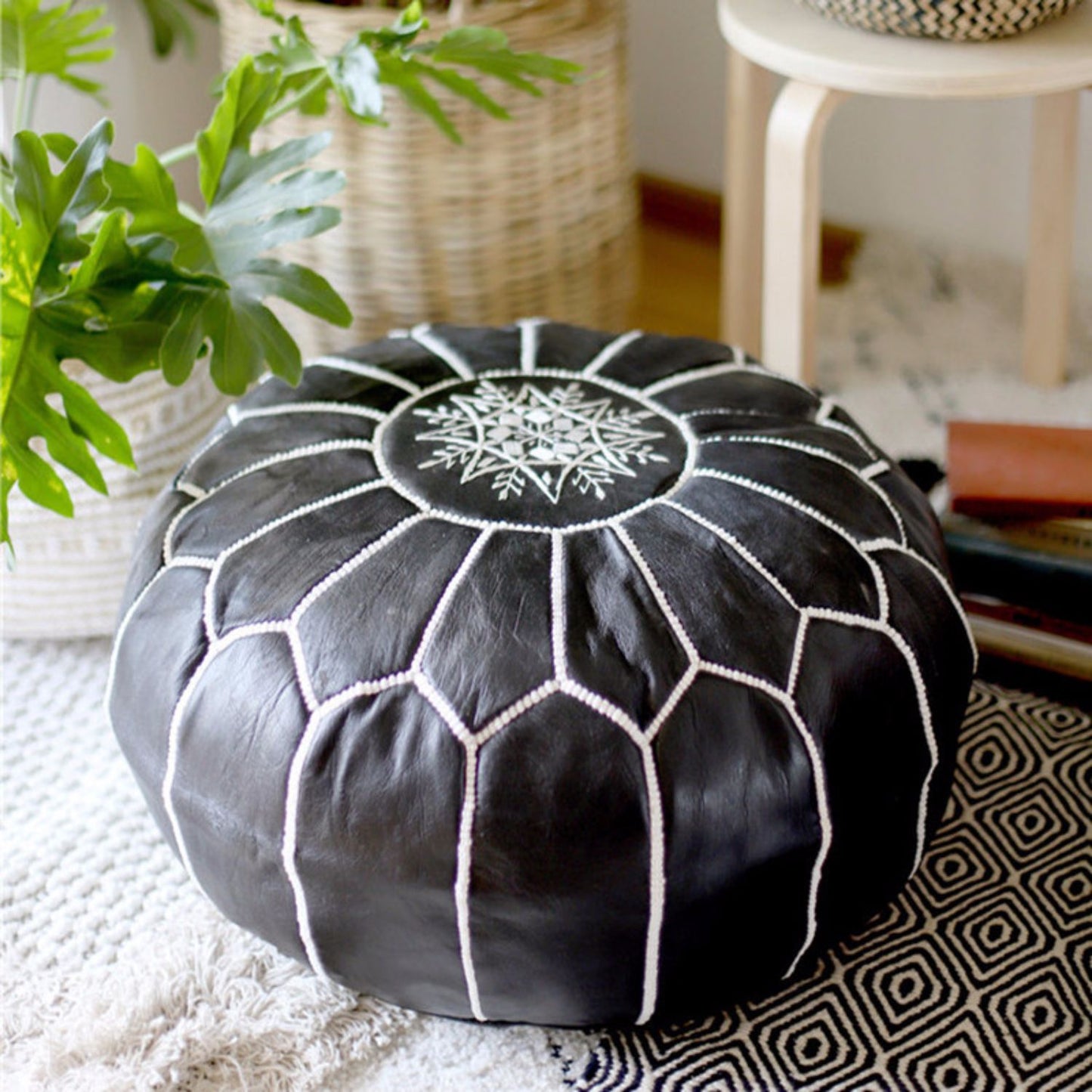Housse de Pouf Marocain en Peau de Mouton Brodé Main
